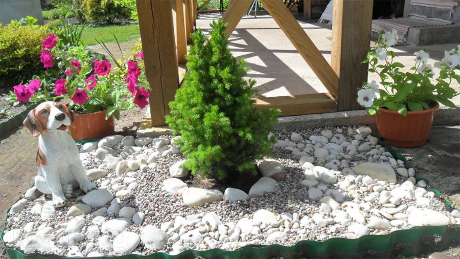 Клумба с мраморной крошкой