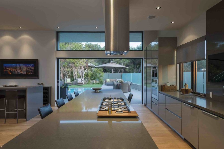 Современная кухня в доме