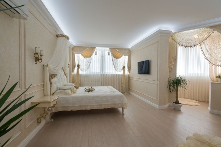 Потолок в спальне с эркером