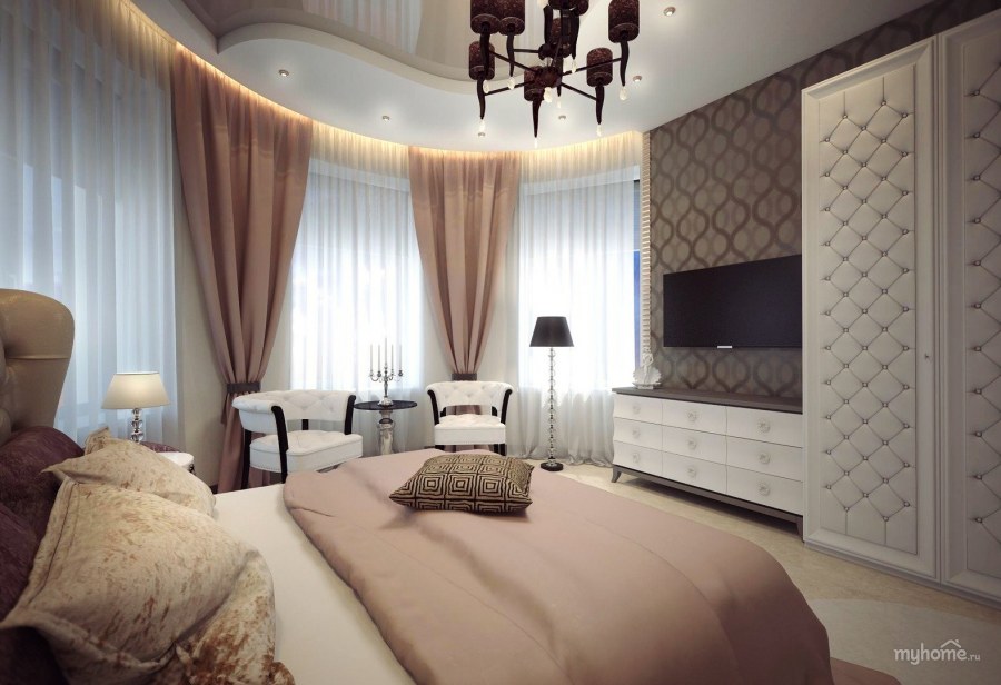 Потолок в спальне с эркером