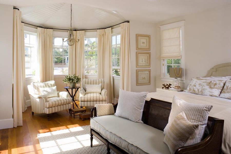 Интерьер комнаты с эркером