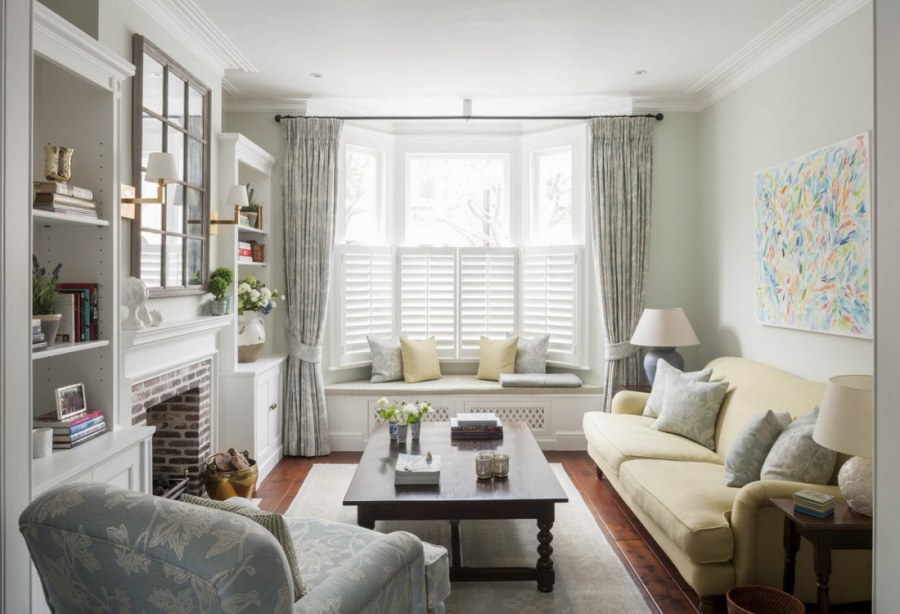 Маленькая гостиная с эркером