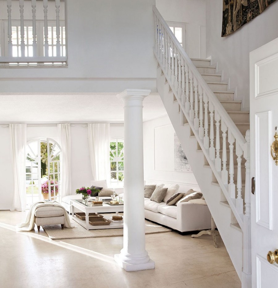 Светлая лестница в интерьере