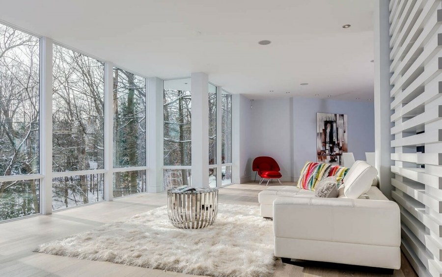 Интерьер с большими окнами