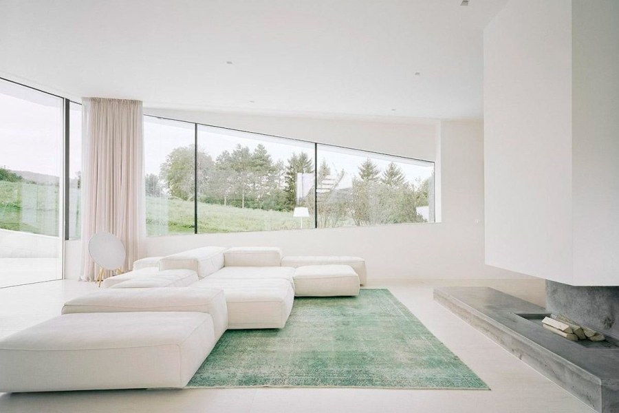 Интерьер дома в белых тонах