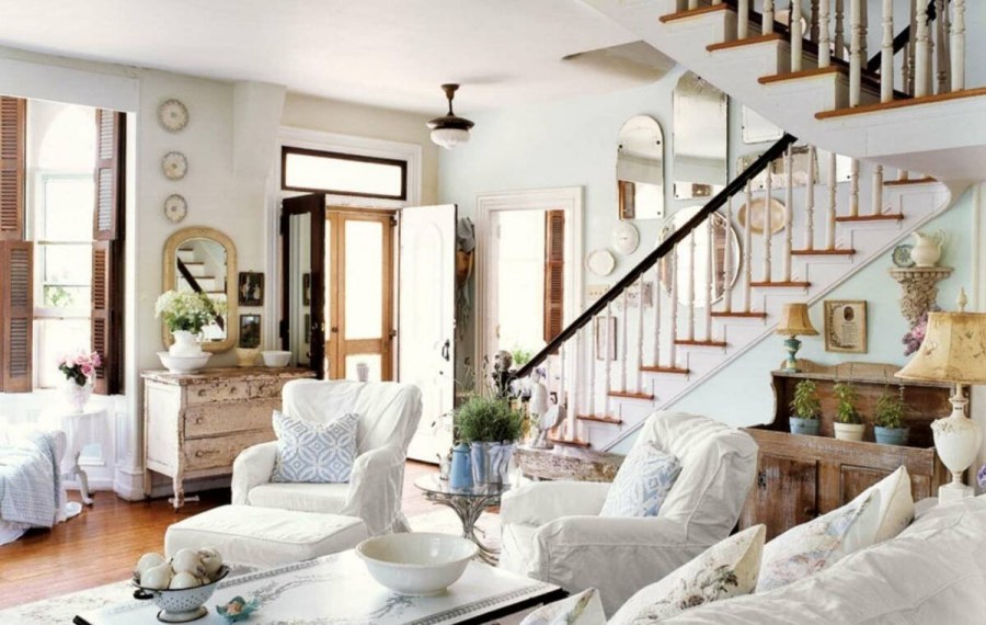 Лестница в гостиной в стиле Прованс