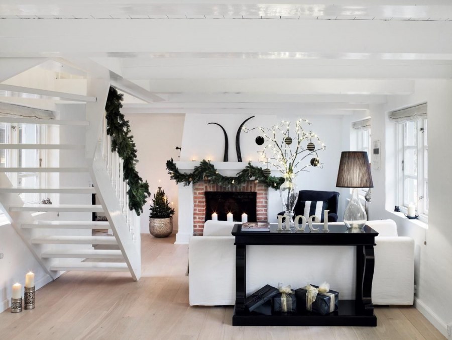 Гостиная с белой лестницей