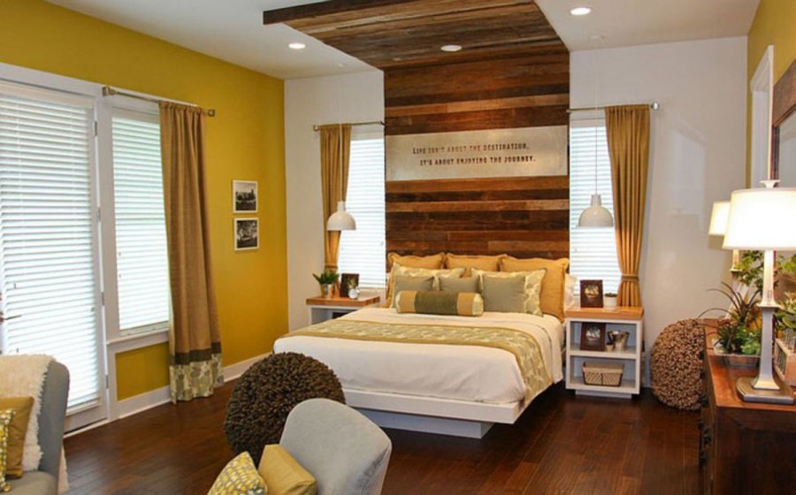 Деревянная стена за кроватью