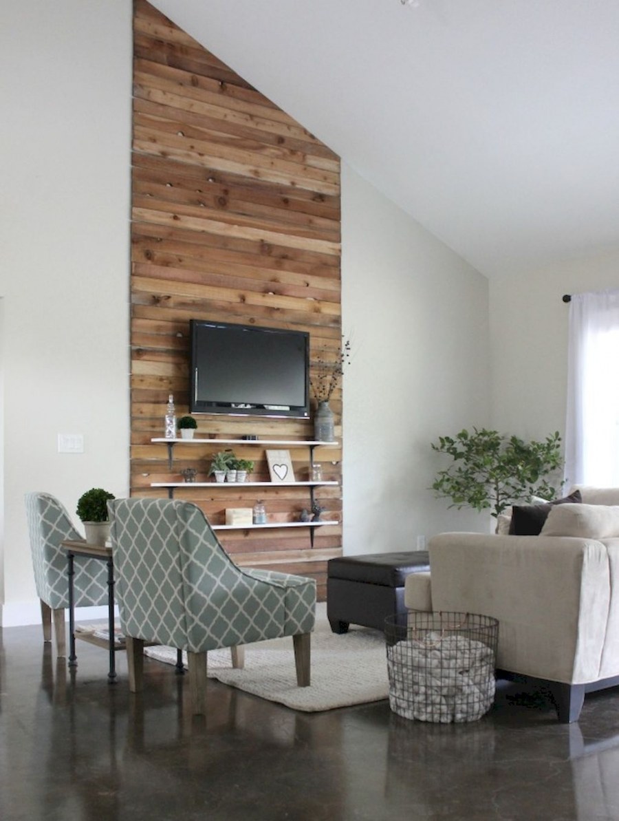 Гостиная с деревянной стеной
