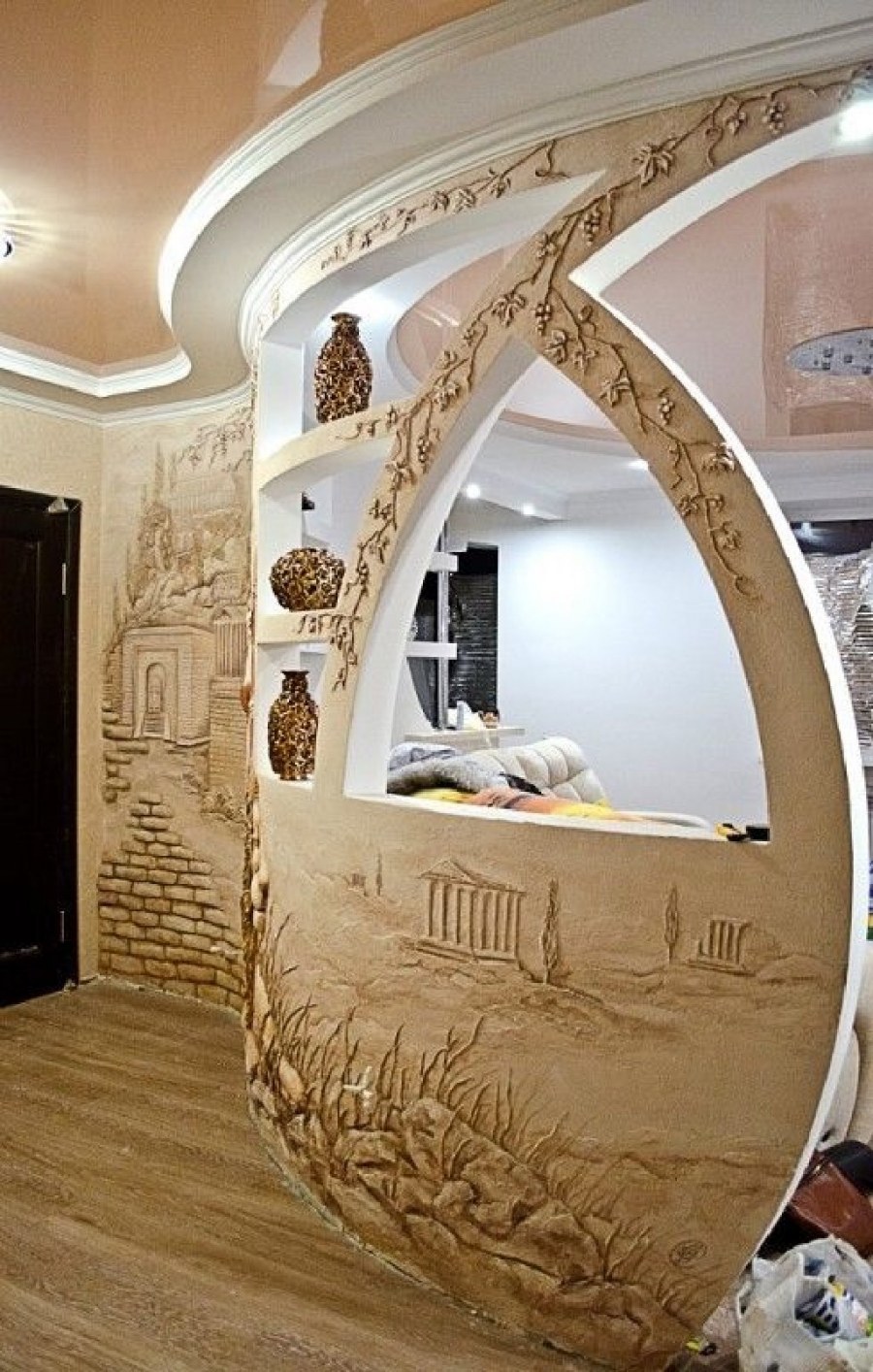 Барельеф в коридоре