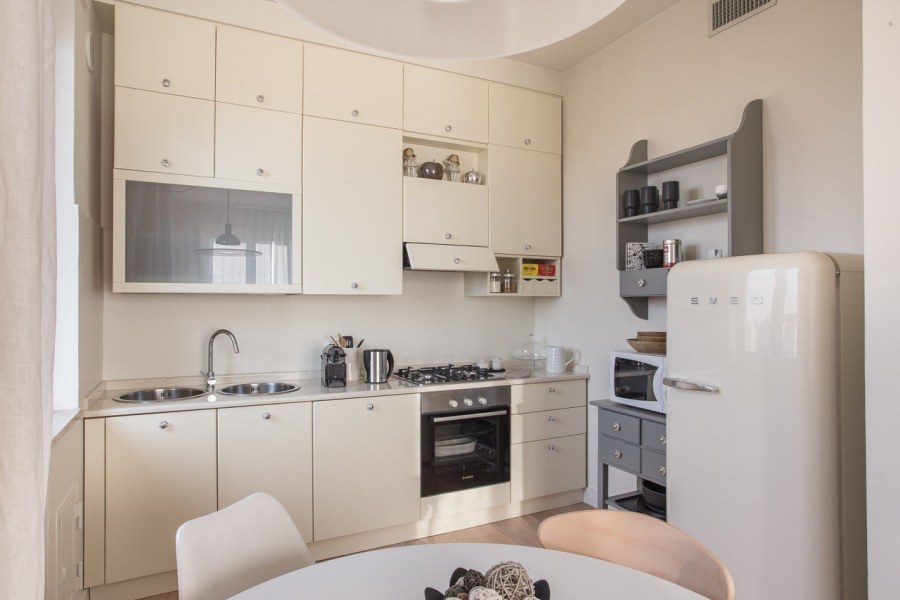 Белая кухня с бежевым холодильником