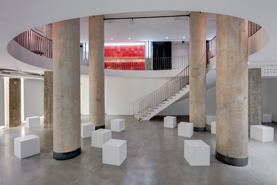 Круглая колонна в интерьере