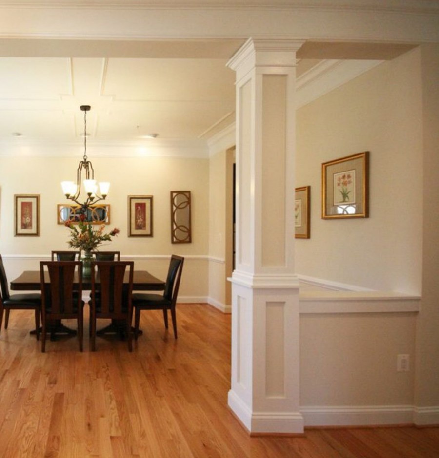 Квадратные колонны в интерьере гостиной