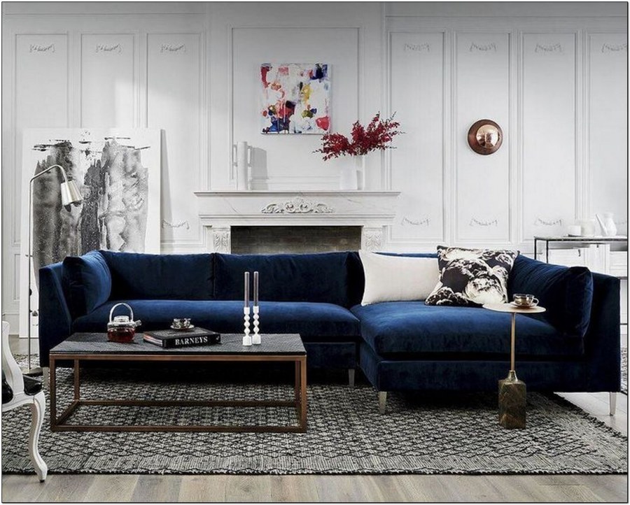 Синий бархатный диван в интерьере гостиной