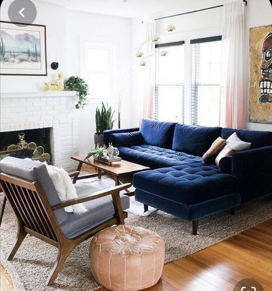 Синий диван в гостиной