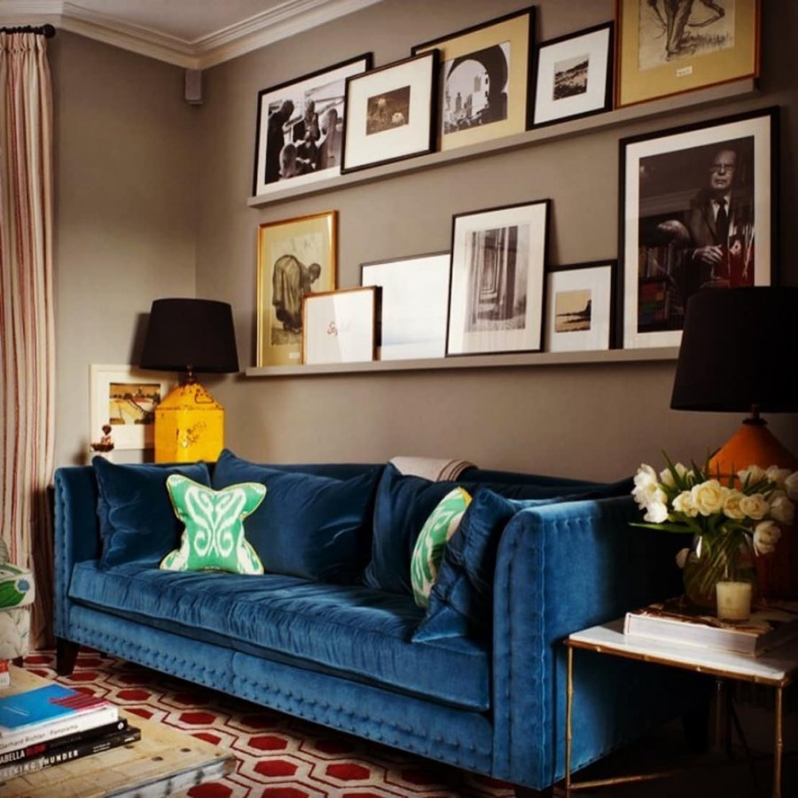 Гостиная с синим диваном