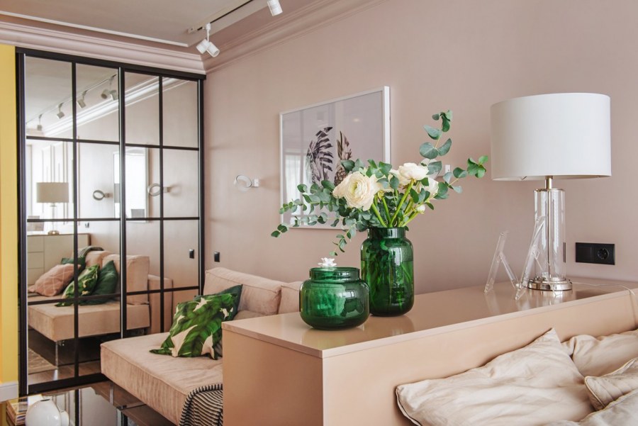 Зонирование комодом на гостиную и спальню