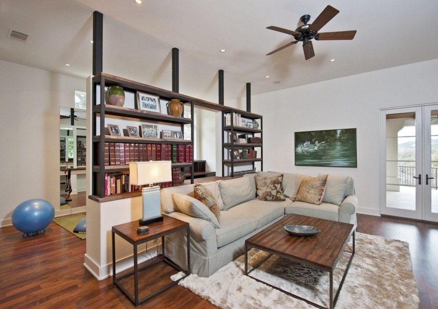 Стеллаж за диваном для зонирования