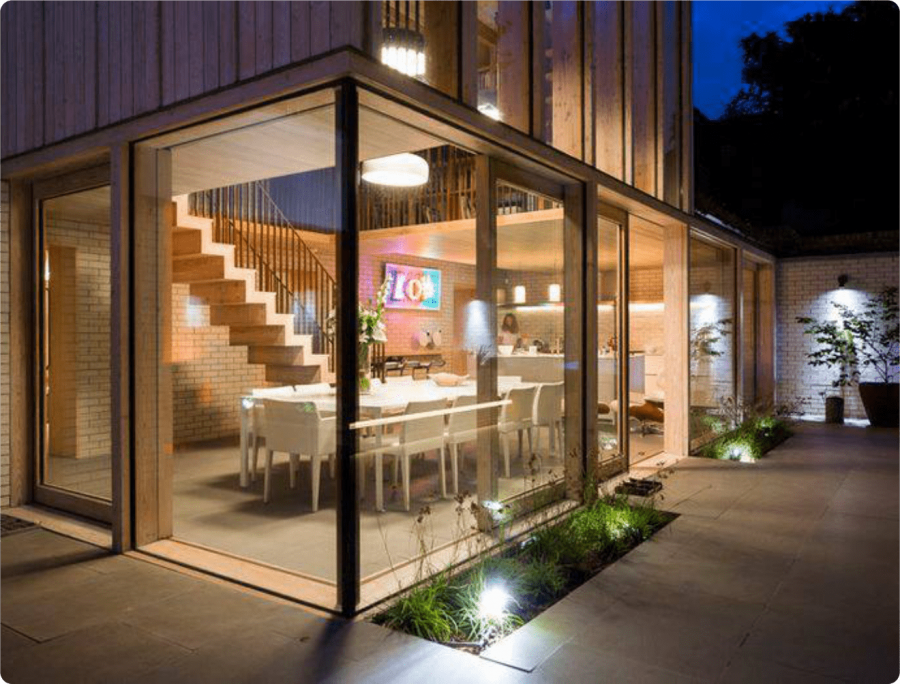 Двухэтажный дом со стеклянной верандой