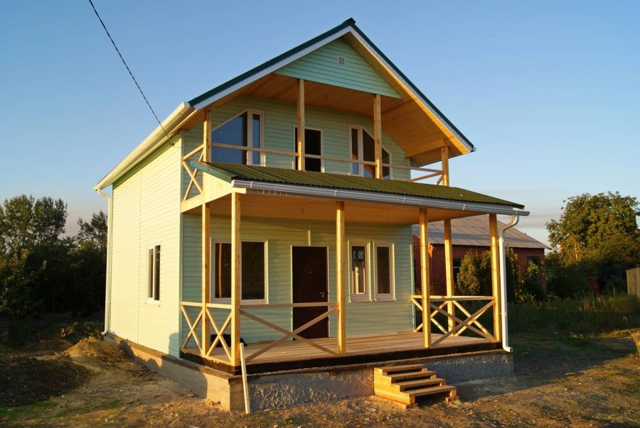 Балкон над верандой