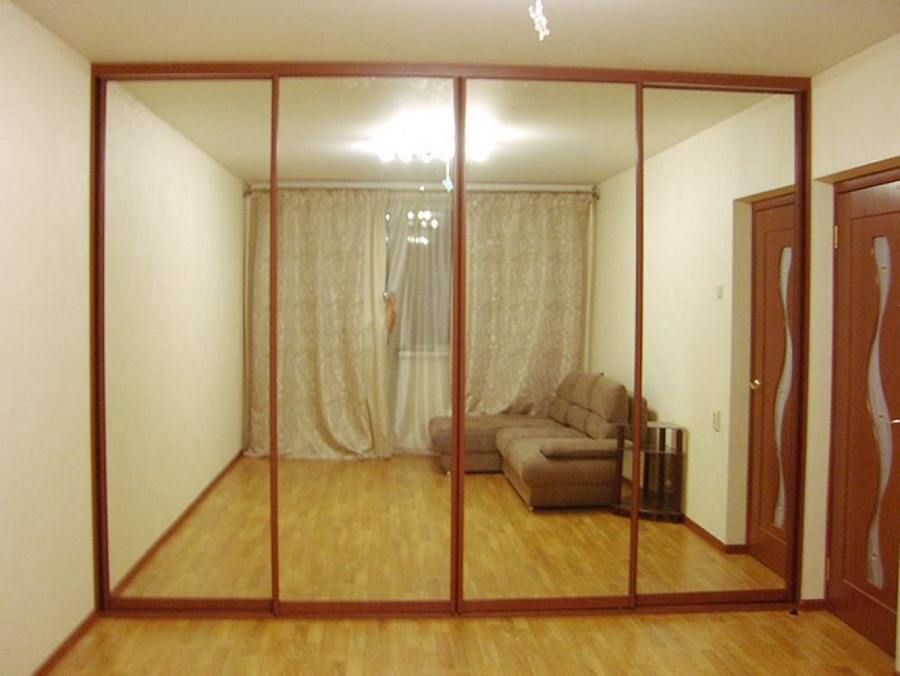 Шкаф купе четырехдверный с зеркалом