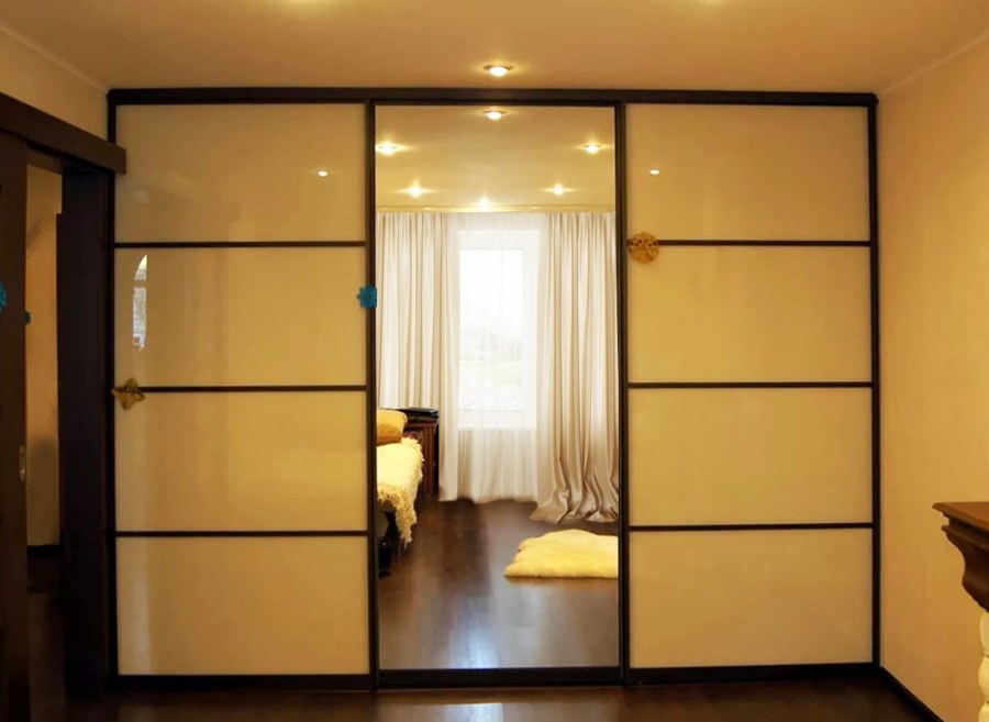 Встраиваемый шкаф купе в гостиную