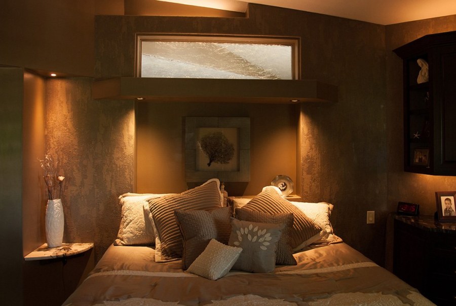 Уютная комната с подсветкой