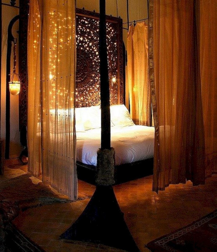 Марокканский стиль в спальне с балдахином