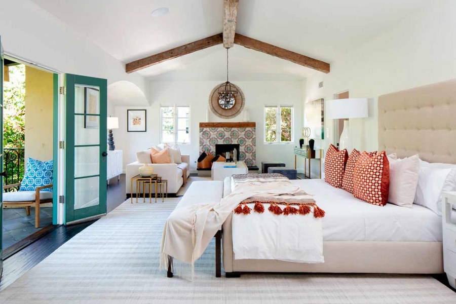 Кровать с балдахином в средиземноморском стиле