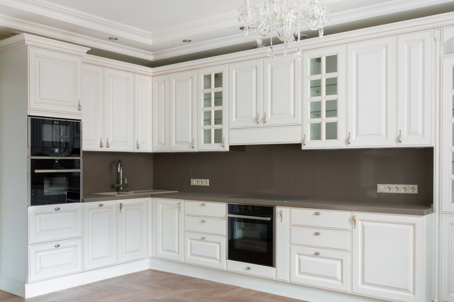 Кухня Неоклассика светлая угловая из МДФ