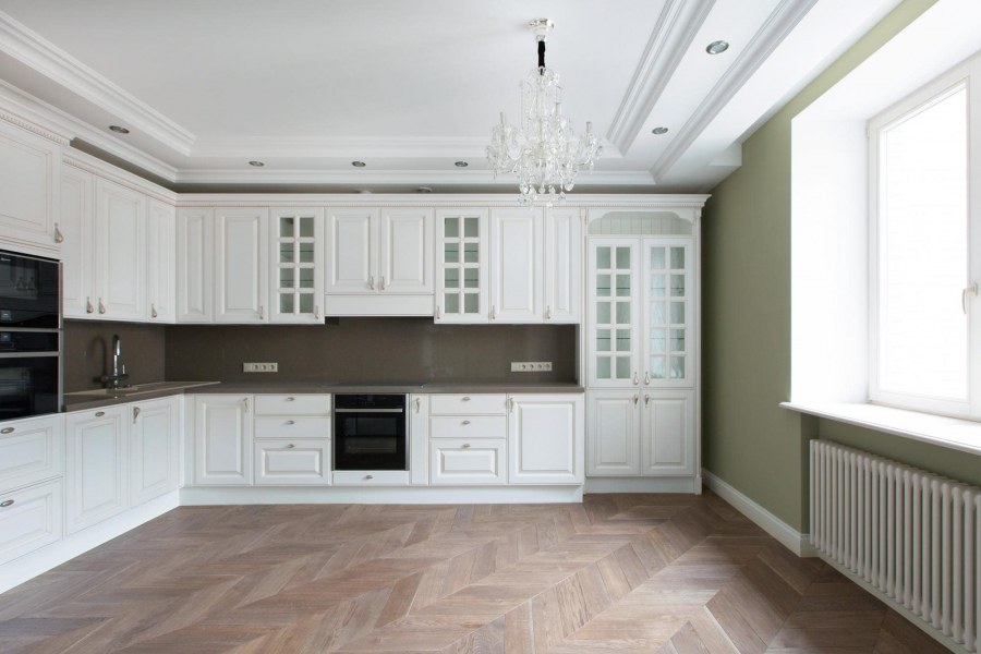 Кухня Неоклассика белая ясень