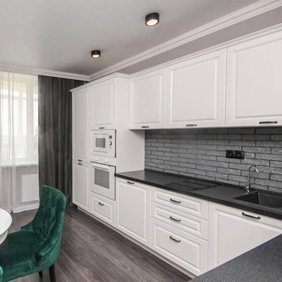 Кухня Неоклассика с черной столешницей