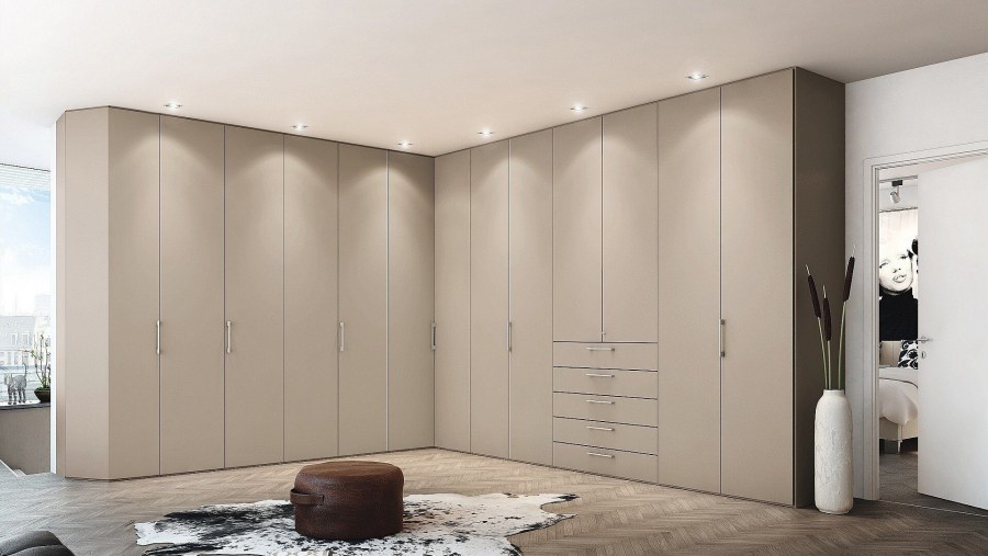 Встроенный шкаф с распашными дверцами