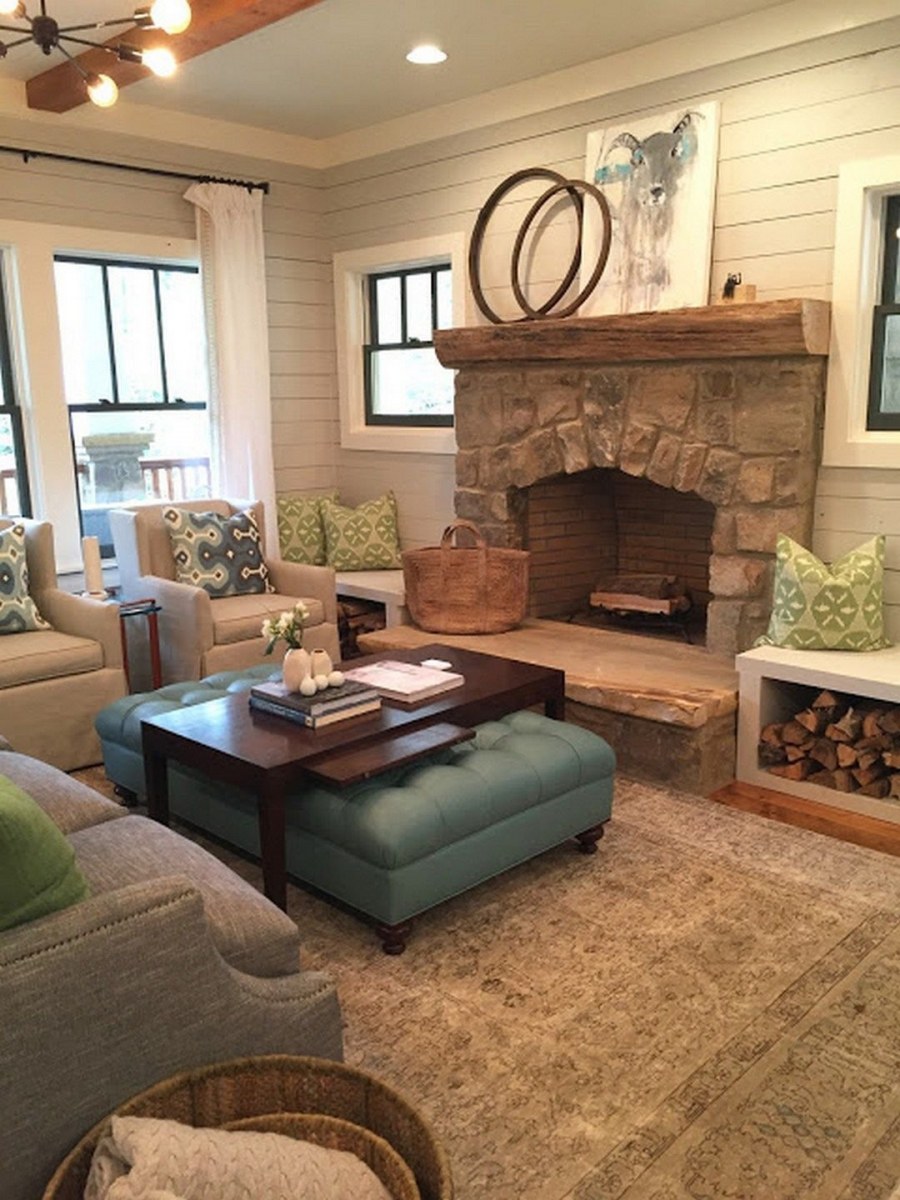 Гостиная с камином в деревенском стиле