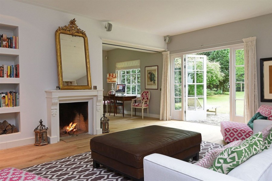 Кухня гостиная с камином