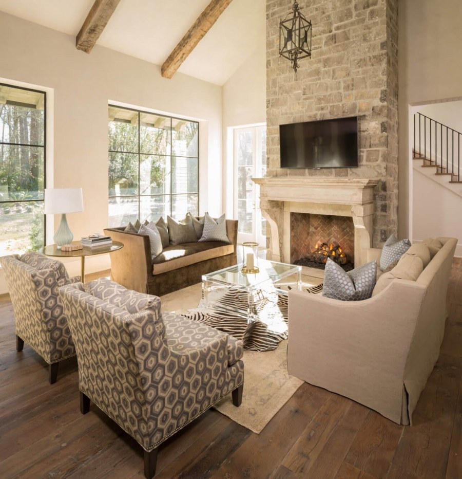 Интерьер дачи с камином