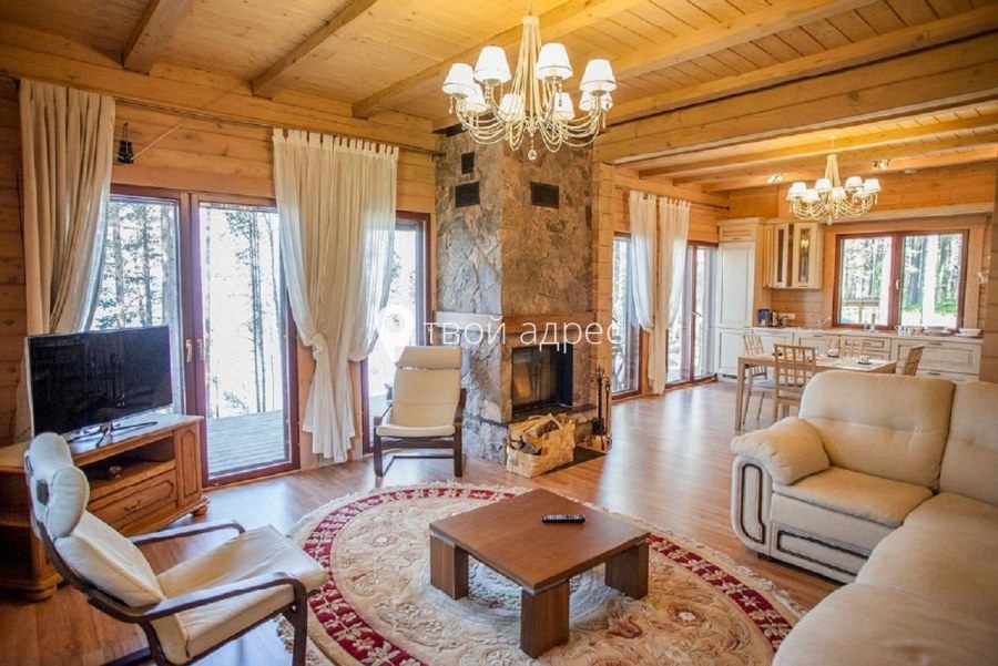 Комната с камином и креслом