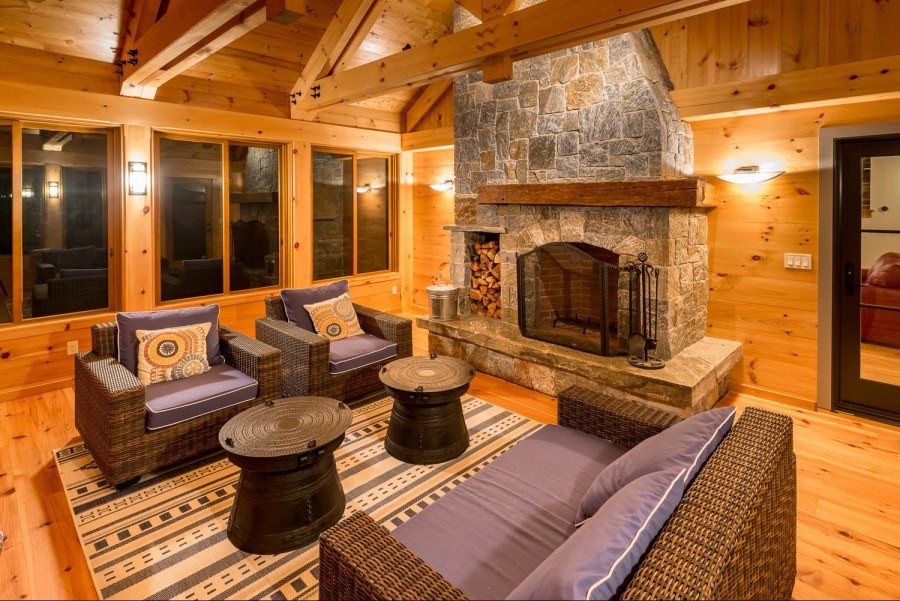 Уютная гостиная с камином в загородном доме