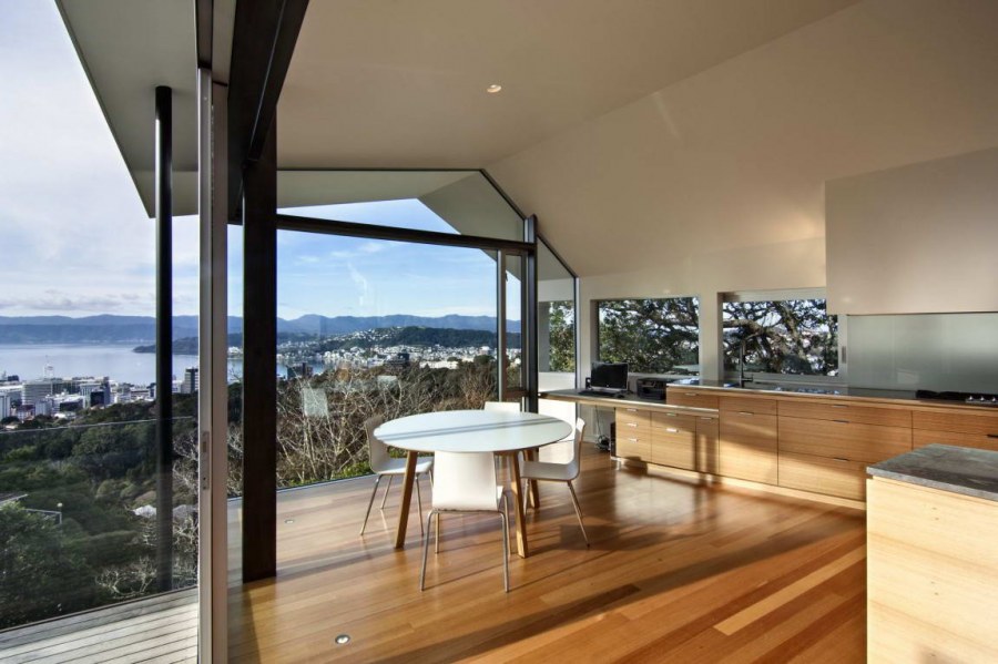 Кухня с панорамными окнами с видом на море