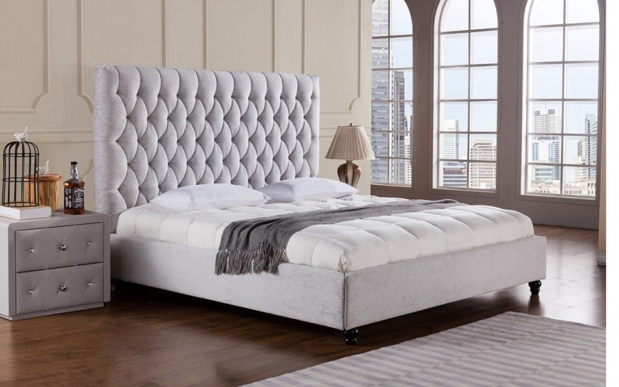 Кровать King-Size с мягким изголовьем