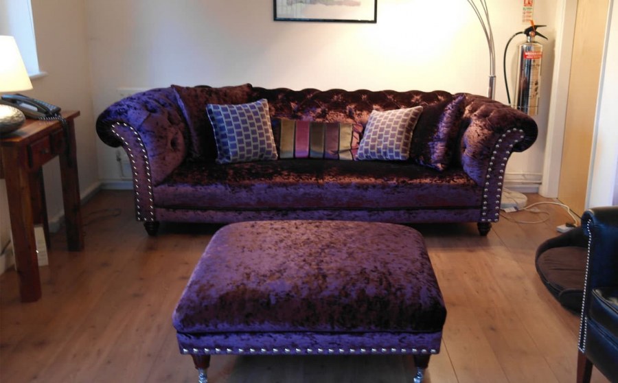 Велюровый диван в интерьере