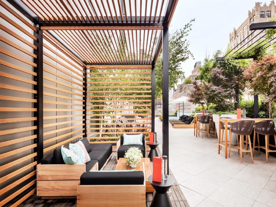 Веранда отделанная рейками