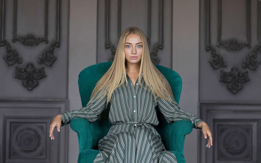 Девушка модель в интерьере