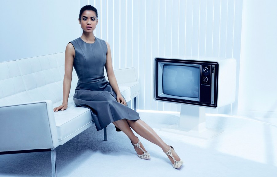 В платье у телевизора