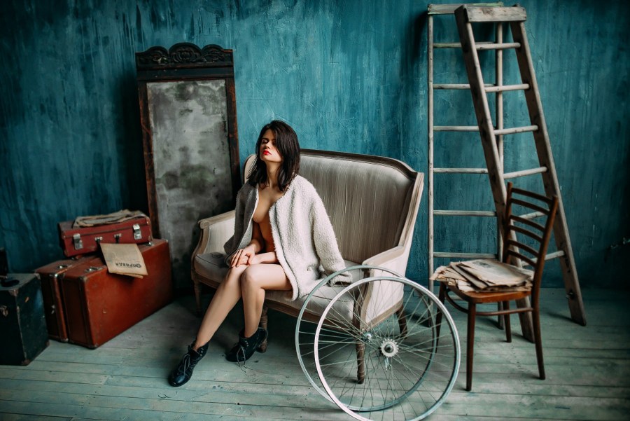 Девушка в интерьере