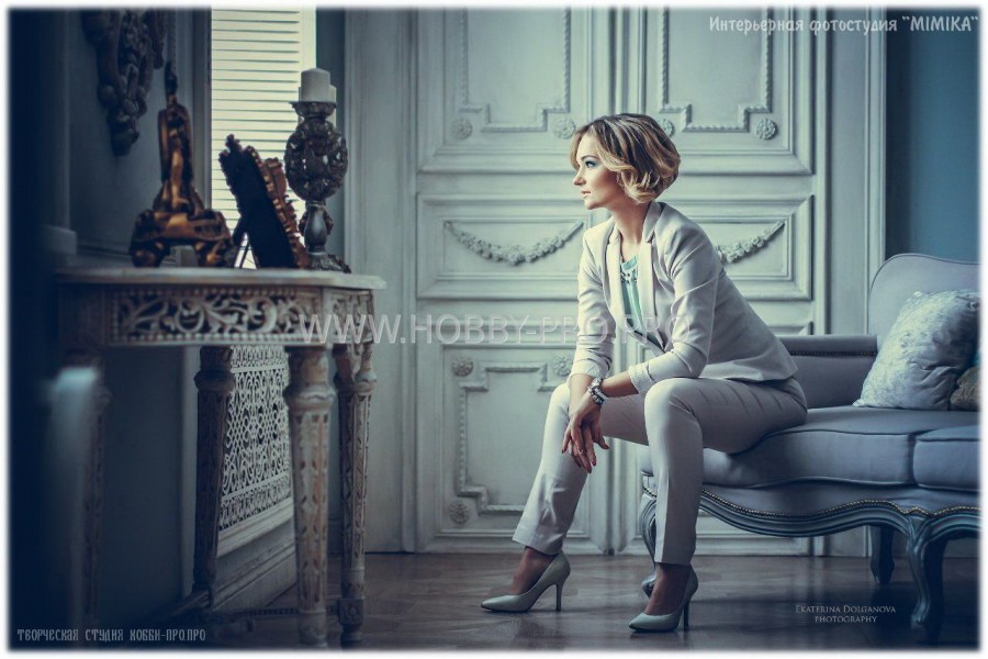 Женщина в красивом интерьере