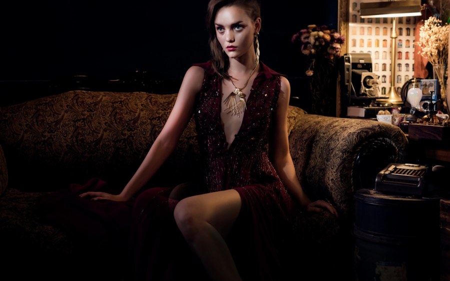 Фотомодель в интерьере