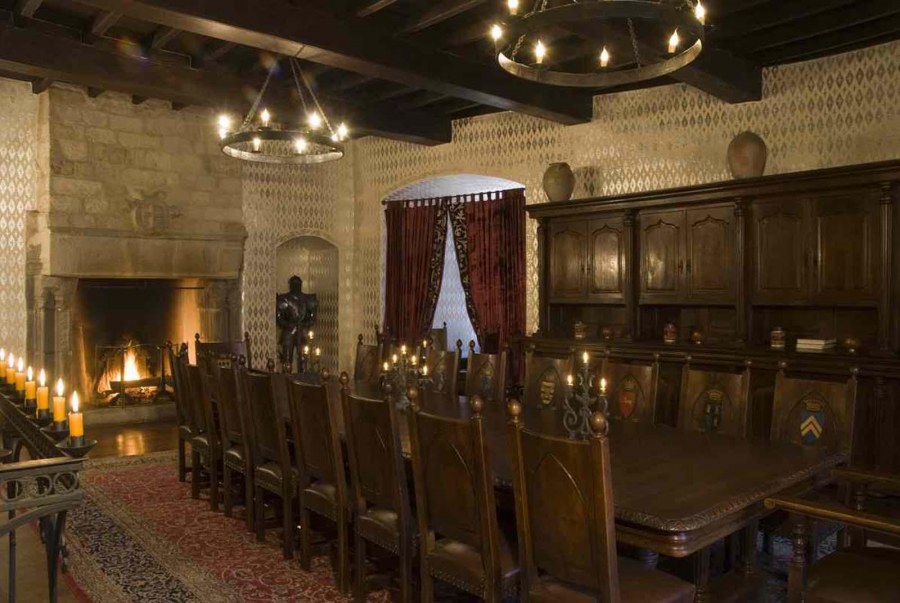 Замок Montbrun во Франции