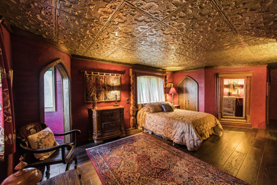 Огромная спальня в замке