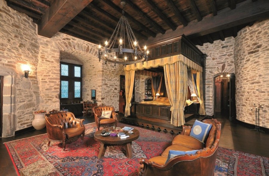 Гостиная в стиле средневекового замка